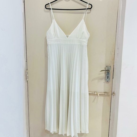loing Dresses & Skirts - White pleated midi dress